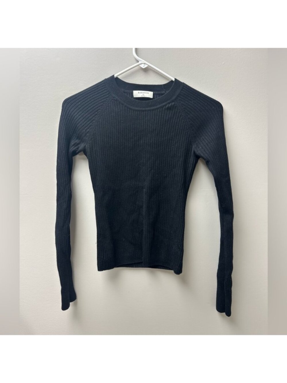 Babaton Women’s Black Cropped Long Sleeve Ribbed Shirt